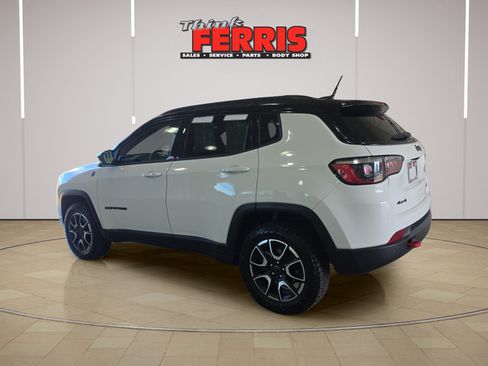 Used 2026 Jeep Compass Trailhawk AWD/4WD image 7