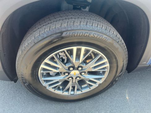 Used 2025 Chevrolet Traverse LT image 6