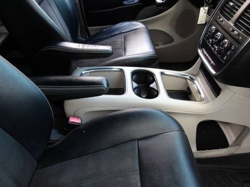 Used 2019 Dodge Grand Caravan SXT FWD image 18