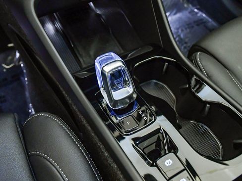 Certified 2025 Volvo XC40 B5 Ultra w/ Climate Package image 24