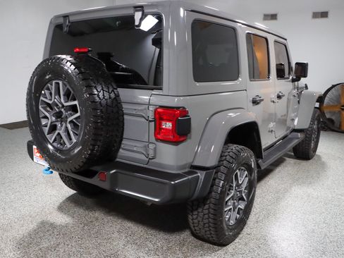 Used 2022 Jeep Wrangler Unlimited Sahara w/ Cold Weather Group AWD/4WD image 7