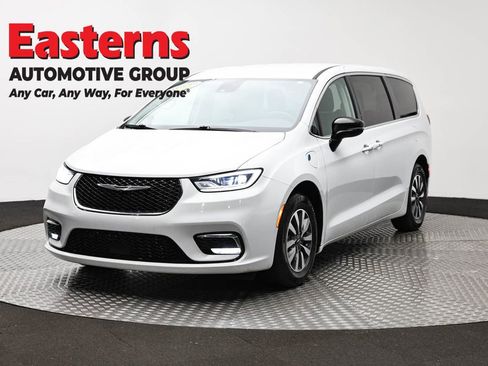 Used 2024 Chrysler Pacifica Select image 1