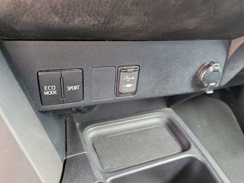 Used 2018 Toyota RAV4 LE FWD image 22
