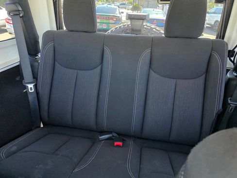 Used 2018 Jeep Wrangler Sahara w/ Connectivity Group AWD/4WD image 16