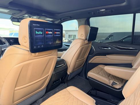 Used 2023 Cadillac Escalade ESV Sport w/ LPO, ONYX Package image 3