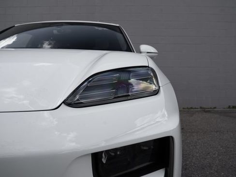 Certified 2024 Porsche Macan Turbo Electric AWD/4WD image 11