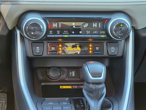 Used 2025 Toyota RAV4 Limited w/ Advanced Technology Package image 35