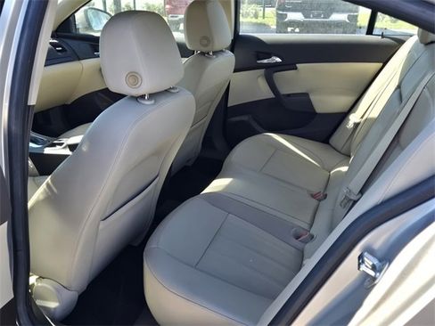 Used 2011 Buick Regal CXL image 8