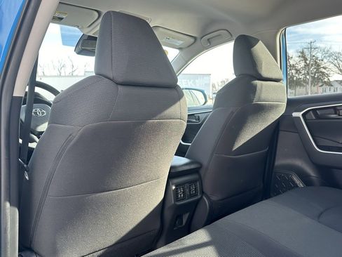 Used 2021 Toyota RAV4 LE image 11