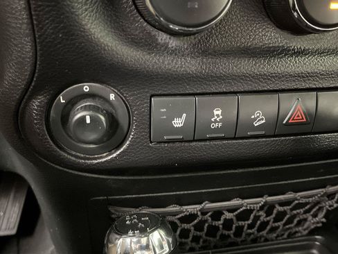 Used 2017 Jeep Wrangler Unlimited Sahara w/ Dual Top Group AWD/4WD image 18