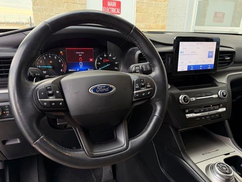 Used 2020 Ford Explorer XLT image 11