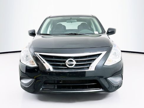 Used 2019 Nissan Versa SV image 2