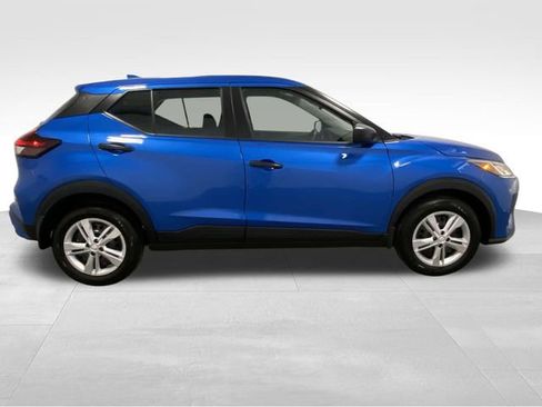 New 2025 Nissan Kicks Play S image 2