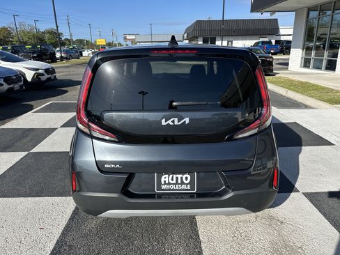 Used 2023 Kia Soul LX image 4