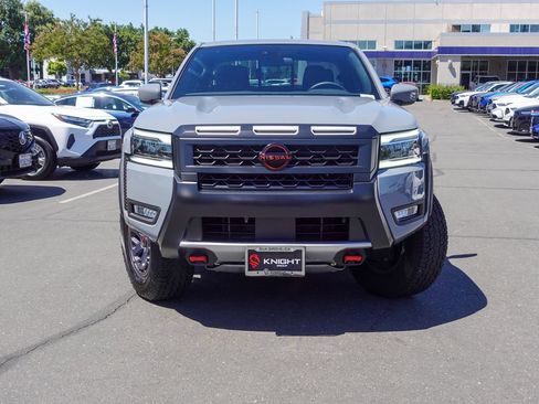 Used 2025 Nissan Frontier PRO-4X AWD/4WD image 2
