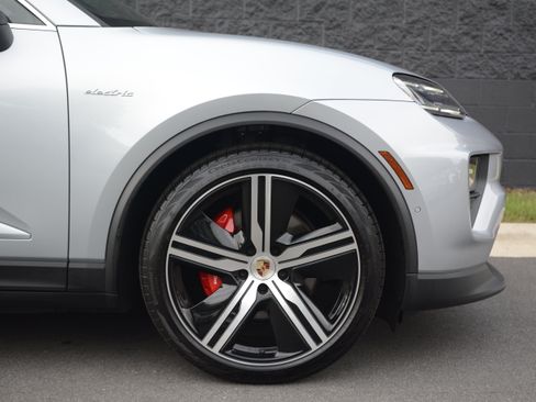 Certified 2025 Porsche Macan 4S Electric AWD/4WD image 11