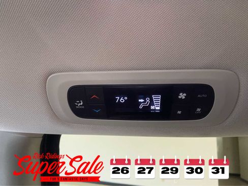 Used 2024 Chrysler Pacifica Touring-L image 18