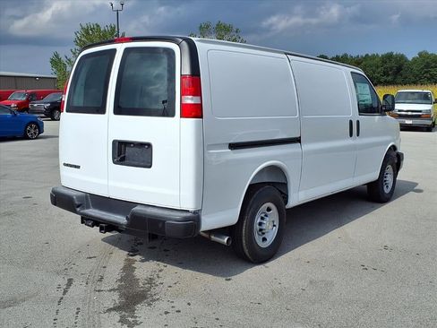 Used 2025 Chevrolet Express 3500 w/ Driver Convenience Package image 7