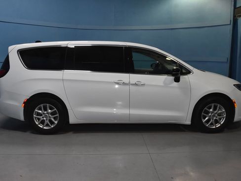 Used 2024 Chrysler Pacifica Touring-L image 23