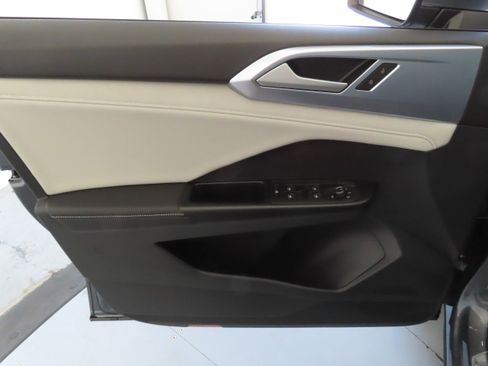 New 2026 Volkswagen Taos SE FWD image 11