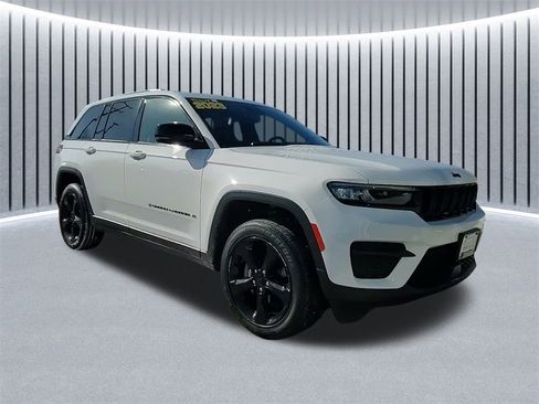 Used 2023 Jeep Grand Cherokee Altitude image 1
