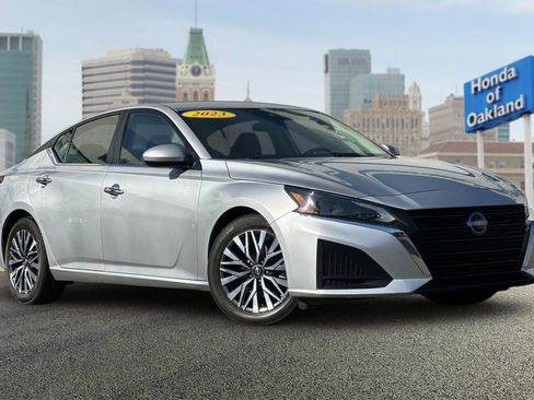 Used 2023 Nissan Altima 2.5 SV image 2