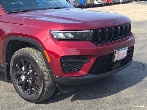 Used 2024 Jeep Grand Cherokee Altitude AWD/4WD image 2