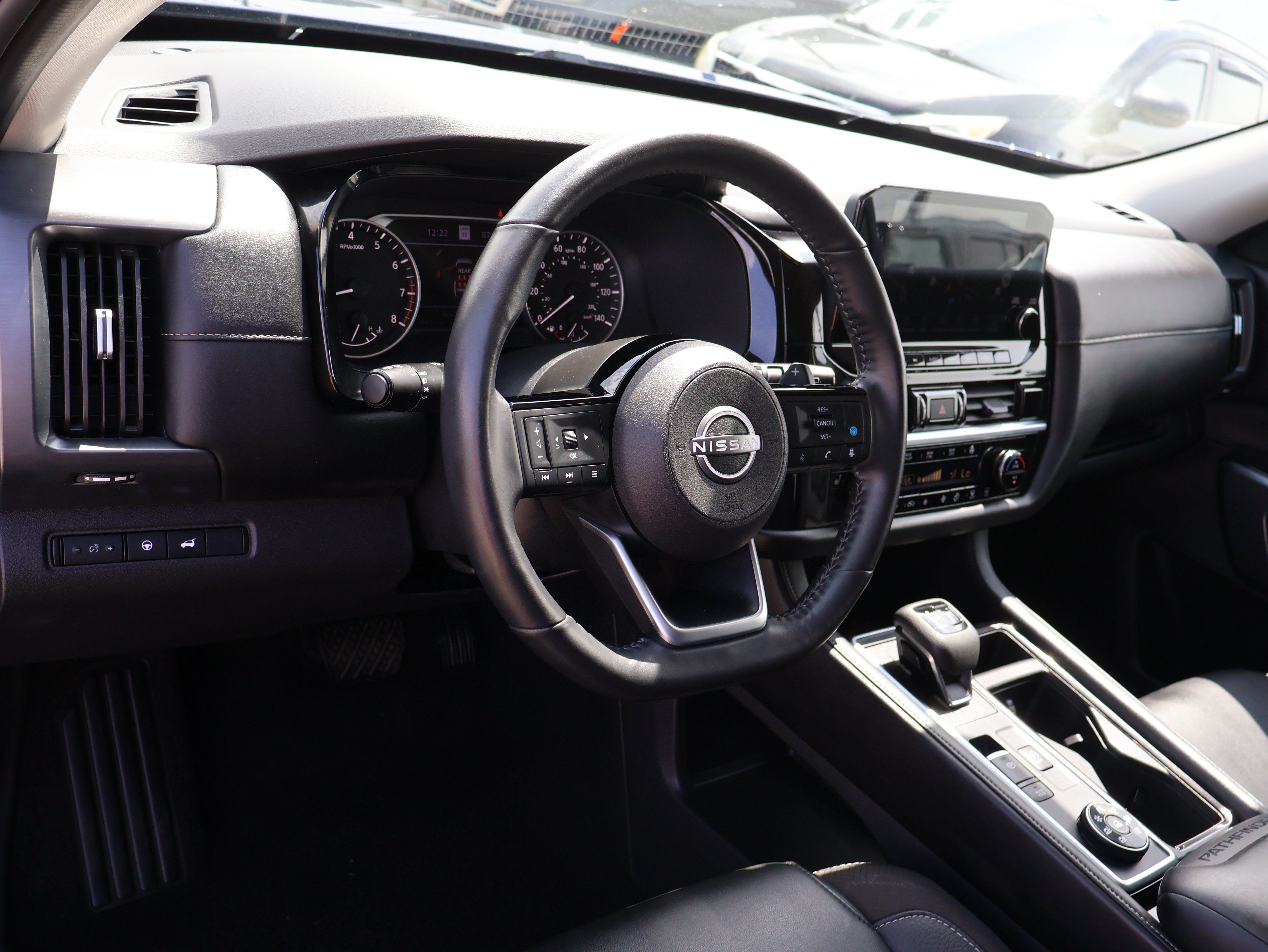 Used 2025 Nissan Pathfinder SL AWD/4WD image 20