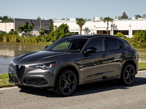 New 2025 Alfa Romeo Stelvio Sprint image 7