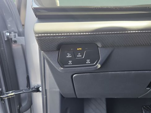 Certified 2025 Volkswagen Atlas SE FWD image 17