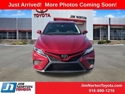 Used 2018 Toyota Camry SE image 2