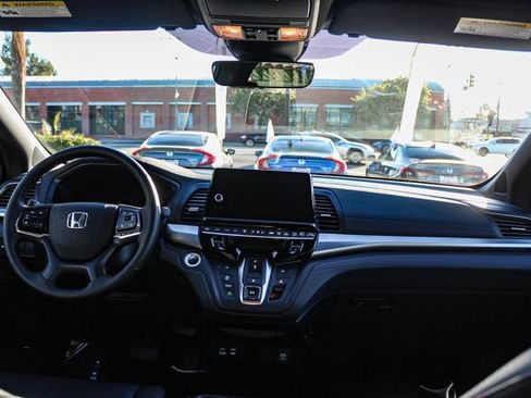 Used 2025 Honda Odyssey Sport-L image 18