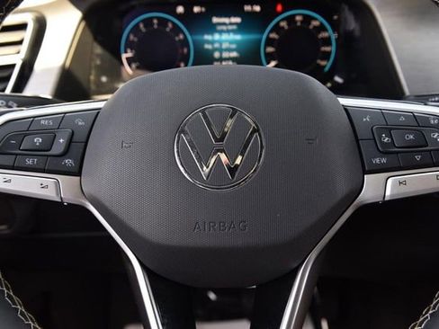 Used 2025 Volkswagen Atlas Cross Sport SE FWD image 18