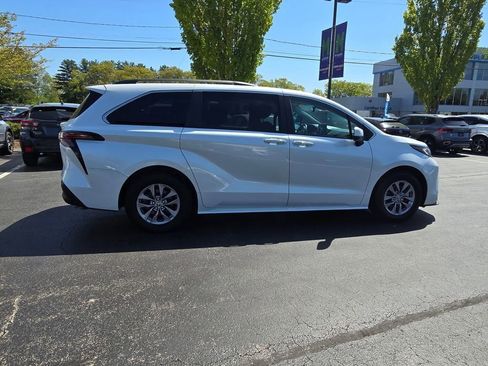 Certified 2023 Toyota Sienna XLE FWD image 9
