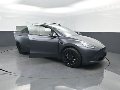 Used 2021 Tesla Model Y Long Range image 34