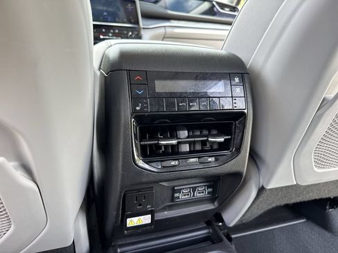 Used 2023 Jeep Grand Cherokee L Overland RWD image 37