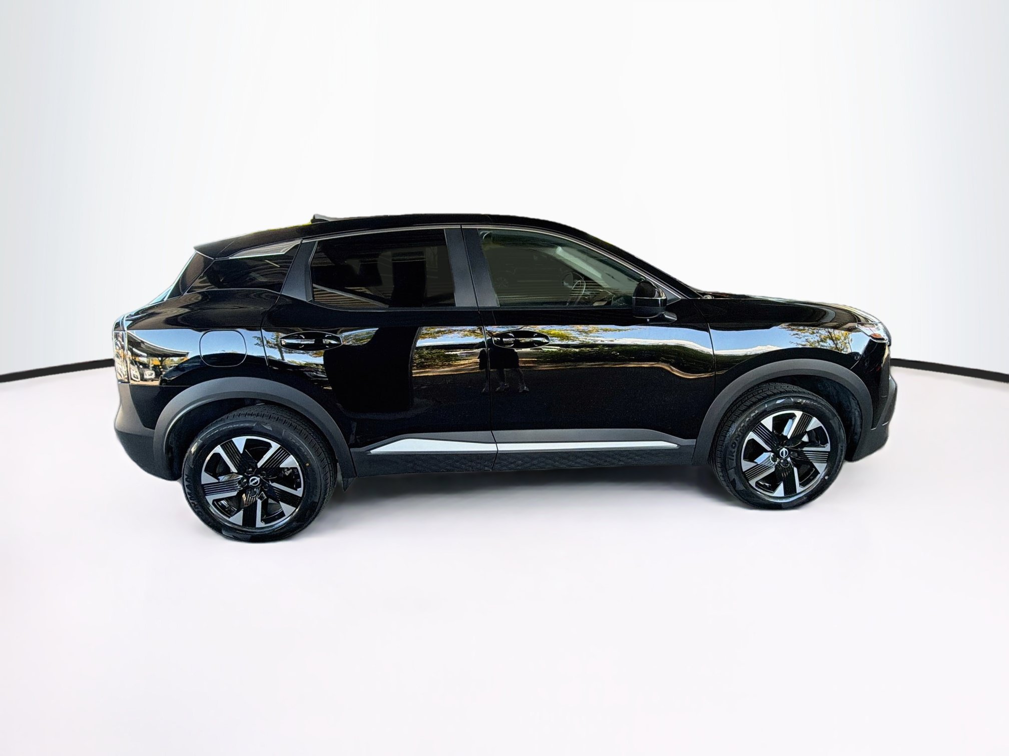 Used 2025 Nissan Kicks SV AWD/4WD image 10