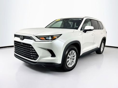Used 2024 Toyota Grand Highlander AWD image 3