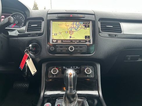 Used 2014 Volkswagen Touareg Sport image 24