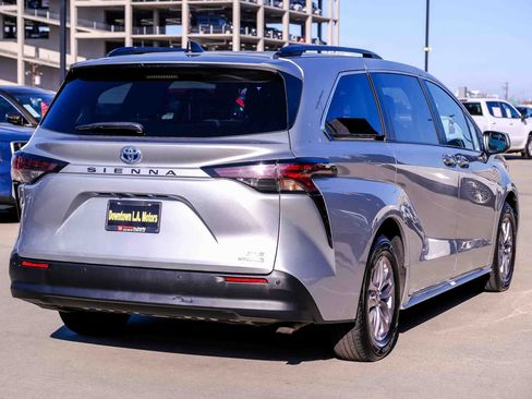 Used 2024 Toyota Sienna XLE FWD image 4