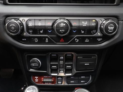 Used 2024 Jeep Wrangler Unlimited Rubicon AWD/4WD image 14