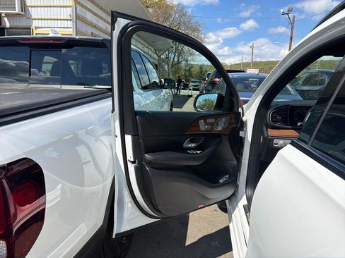 Used 2025 Mercedes-Benz GLS 450 4MATIC image 18
