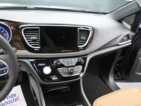 Used 2022 Chrysler Pacifica Pinnacle FWD image 21