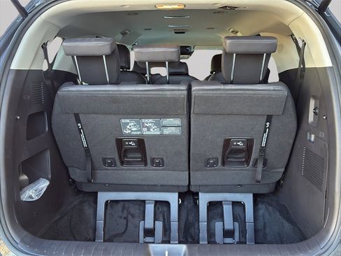Used 2024 Kia Carnival EX image 10
