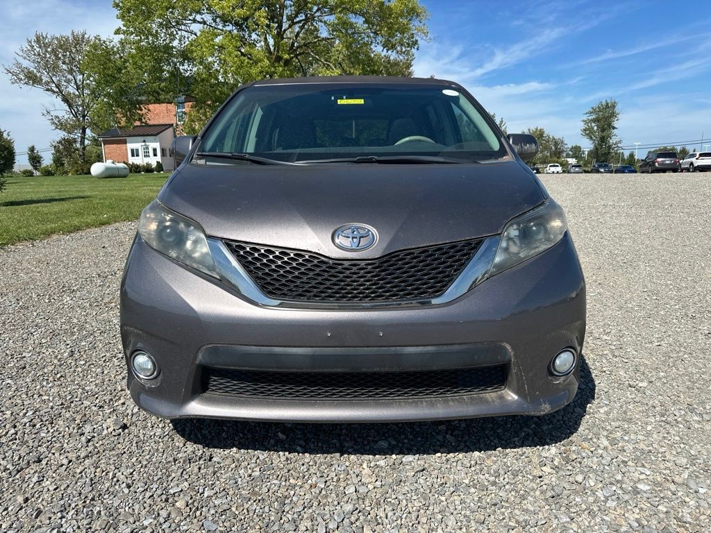 Used 2011 Toyota Sienna SE w/ Preferred Pkg FWD image 2