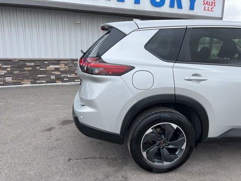 Used 2024 Nissan Rogue SV image 12