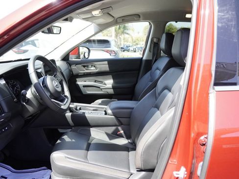 Used 2024 Nissan Pathfinder SL FWD image 16