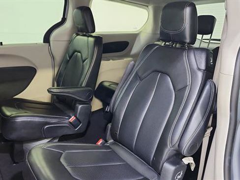 Used 2024 Chrysler Pacifica Touring-L FWD image 21