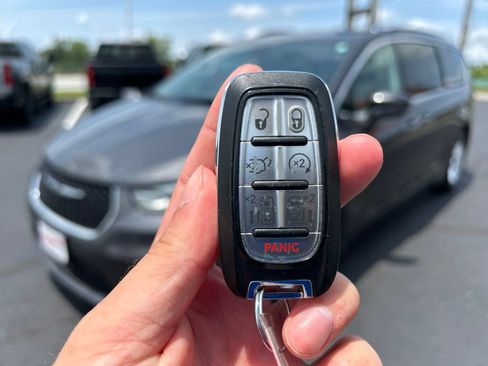 Used 2021 Chrysler Pacifica Touring-L w/ Premium & Safety Sphere Group FWD image 42