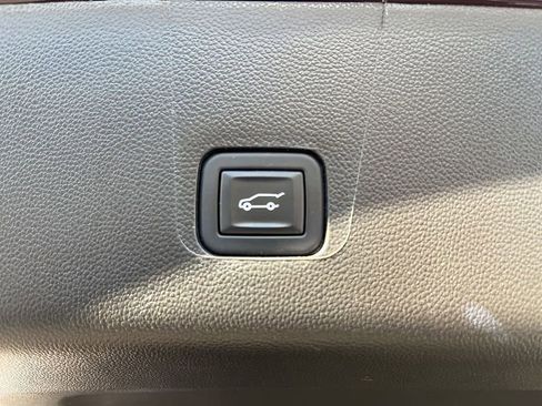 Used 2023 Chevrolet Traverse LT image 52